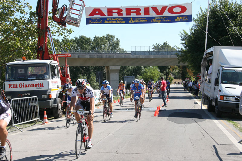 gal/2009/06 - GF della Valdarbia/arrivo_medio/IMG_7865-01.jpg